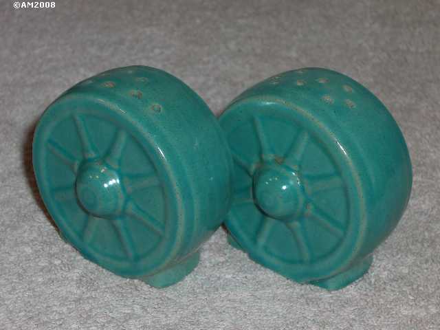 Wagon Wheels shakers glazed turquoise